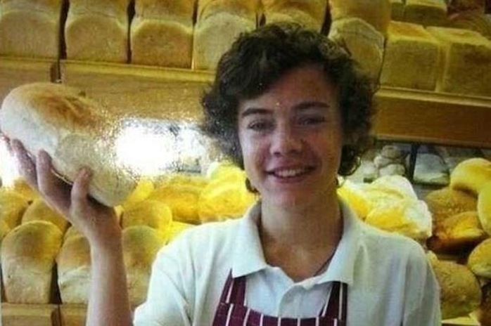 
	
	Harry Styles đã từng làm việc tại một cửa hiệu bánh trong suốt hơn 2 năm trước khi đến với cuộc thi X-Factor. Theo Harry chia sẻ, tuy còn khá trẻ nhưng anh là một thợ làm bánh rất "cừ" tại đây.